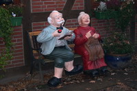 Oma und Opa vor dem Puppen-Cafe