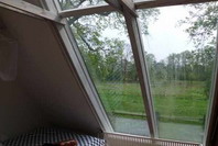 Ferienhaus in Fischerhude: Schlafzimmer mit Aussicht auf die Wiesen, In der Bredenau 44, 28870 Fischerhude, Tel: 030/3246116 (Familie von Essen), Mail: anfrage@ferienhaus-in-fischerhude.de, Homepage: www.ferienhaus-in-fischerhude.de