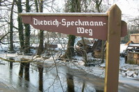 Wegweiser zum Dietrich-Speckmann-Weg im Winter bei Schnee