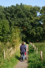 Junge Mutter mit Kind beim Spaziergang durch Fischerhude