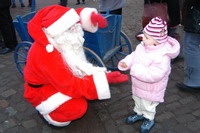 Kleines M�dchen mit dem Weihnachtsmann
