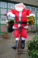 Weihnachtsmann vor der Alten Wasserm�hle