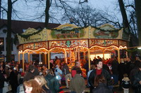 Kinderkarussell auf dem Weihnachtsmarkt in Fischerhude