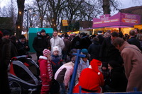 Der Weihnachtsmann verteilte Geschenke an die Kleinen auf dem Fischerhuder Weihnachtsmarkt